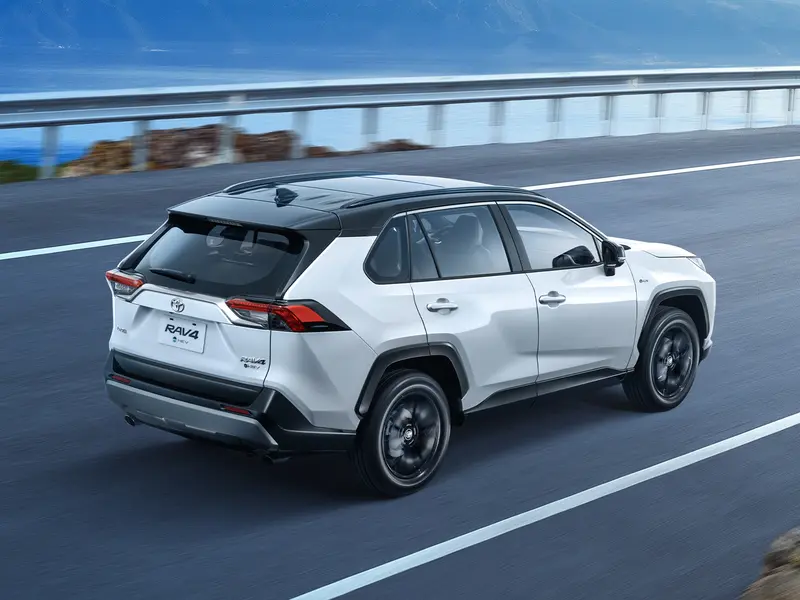 RAV4曜黑魅影版擁有全新時尚專屬外觀，並提供鉑鑽白、星鑽銀、石漠藍、雲河灰共計4車色。