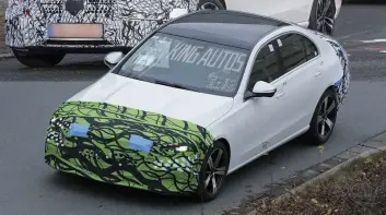 小改款《Mercedes-Benz C-Class》首次曝光｜換上三芒星頭燈 多項E-Class技術下放 最快2025年底發表