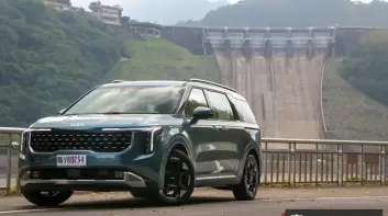 小改款《Kia Carnival Signature》試駕報導｜29萬的Premium Plus套件 讓座艙升級頭等艙