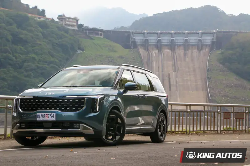 本次試駕車款為加購Premium Plus選配套件的小改款Kia Carnival Signature，車色為星耀藍(D2U)，總價234.9萬元起。