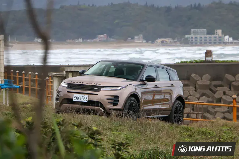 本次試駕車款為2025年式Range Rover Evoque車系的頂規P250 Dynamic SE車款，建議售價268萬元起。