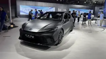 中國Toyota推出更豪華的2.0油電Camry車型｜百萬有找