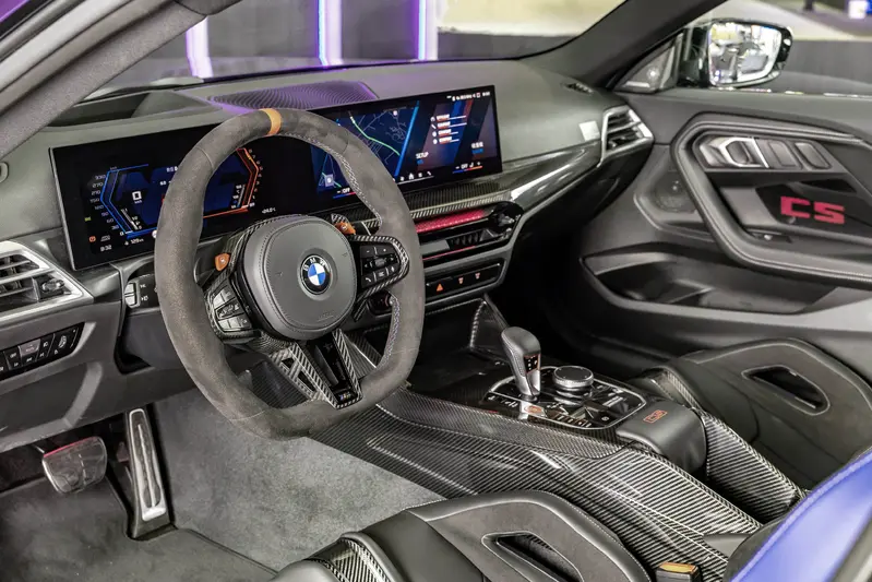 駕駛導向的懸浮式曲面螢幕結合 BMW Operating System 8.5 與 M 專屬操作介面,提供更直覺流暢、且高度專注於操駕需求的數位體驗