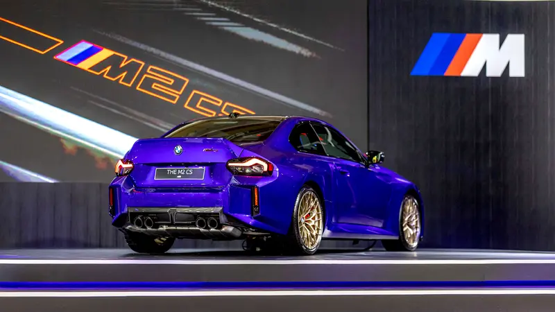 全新 BMW M2 CS 的外觀設計向 BMW 經典 CSL 車型致敬,透過多項專屬設定,勾勒出更純粹的性能姿態。M2 CS的專屬雙腎型水箱護罩、加大前進氣口與前下擾流設計,結合燻黑造型頭燈與降低 8 mm 的車身高度,形塑出更低趴且更具侵略感的車身比例。整合鴨尾造型的碳纖維行李廂蓋與碳纖維後下擾流,不僅進一步優化空氣力學表現,也在視覺上鮮明傳遞其賽道取向的性能定位