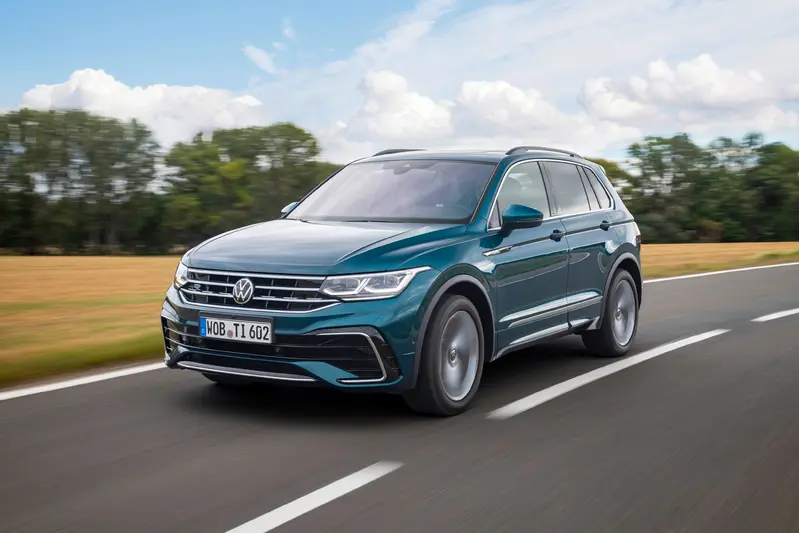 Tiguan 280TSI R-Line特仕車，建議售價151.8萬元起。該特仕車基於車系入門的280 TSI Elegance Premium(建議售價145.8萬元起)為基礎，升級總值達9萬元的配備，包含專屬前保桿、尾翼、湛黑頂篷、Carbon Gray內裝飾板、運動化座椅等R-Line內外套件，以及19吋Valencia鋁圈。