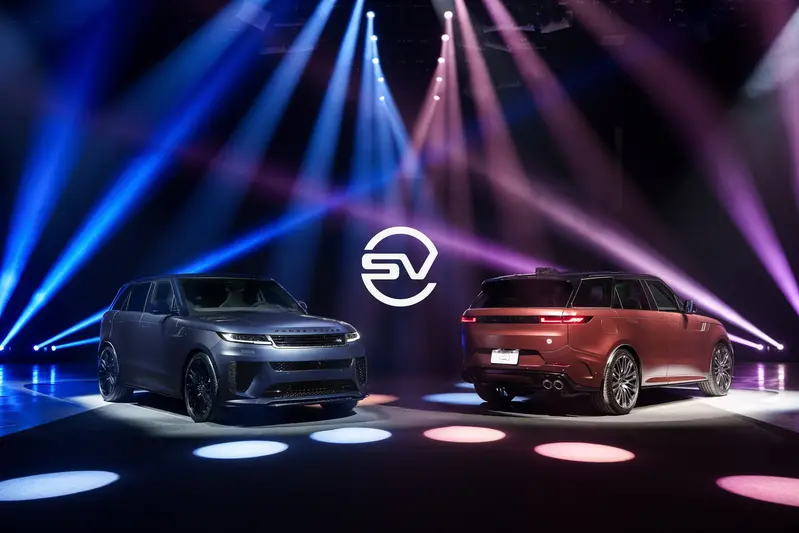 Range Rover Sport SV Edition Two 提供亮面岩石灰、利古里亞黑與霧面星系藍、日出古銅共四款專屬車色。（圖左為 Sunrise Copper 日出古銅；圖右為 Blue Nebula 星系藍）