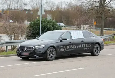 老闆會想上車嗎？！《Mercedes-Benz E-Class》六門禮車更氣派 只是中間的門太突兀