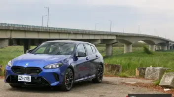 汎德《BMW F70 M135 xDrive》試駕報導|科技感滿點的小鋼砲 五官大滿足