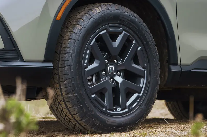 Honda CR-V TrailSport Hybrid標配18吋鋁圈與全地形輪胎