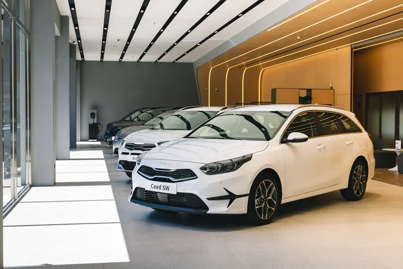 Ceed Sportswagon提供夜幕綠、墨鐵灰，以及照片中的象牙白三種車色。