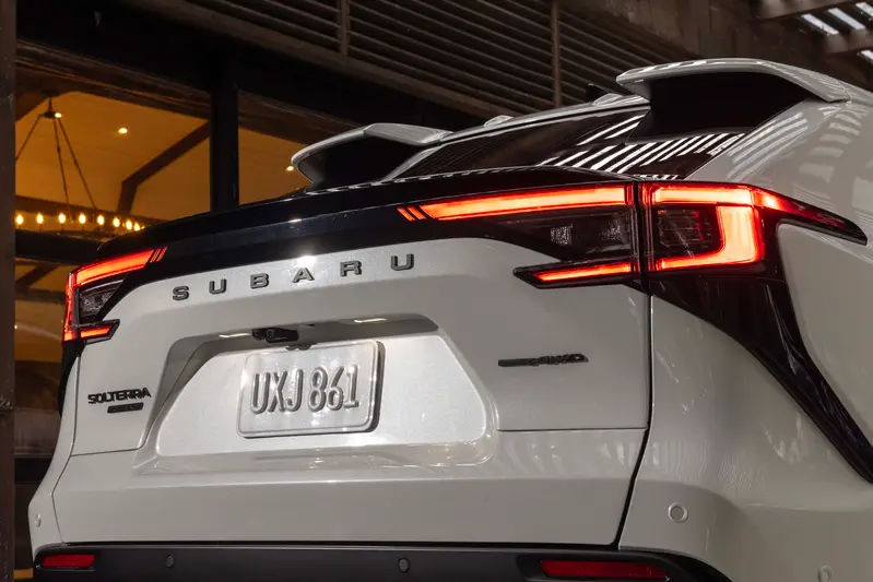 車尾掛上大大的SUBARU字樣銘版