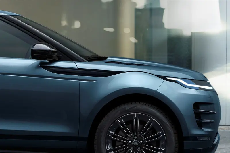 Range Rover Evoque 都會魅影版搭配黑色外觀風格套件與升級尺寸的亮澤黑色輪圈，型塑更為現代奢華的外觀風格車款。