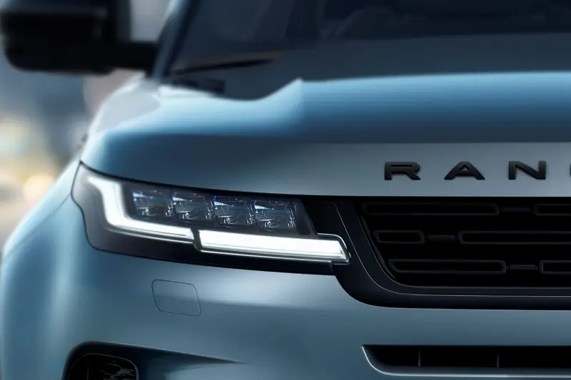 Range Rover P250 Dynamic SE 雙編成車型標配 Pixel LED 頭燈並升級家族化經典日型燈造型，延續家族一脈的車前意象。