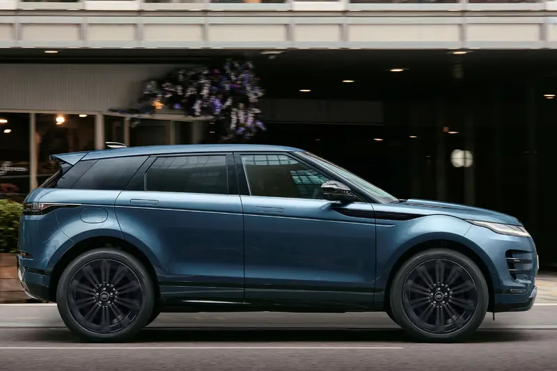 Range Rover Evoque 都會魅影版搭配黑色外觀風格套件與升級尺寸的亮澤黑色輪圈，型塑更為現代奢華的外觀風格車款。