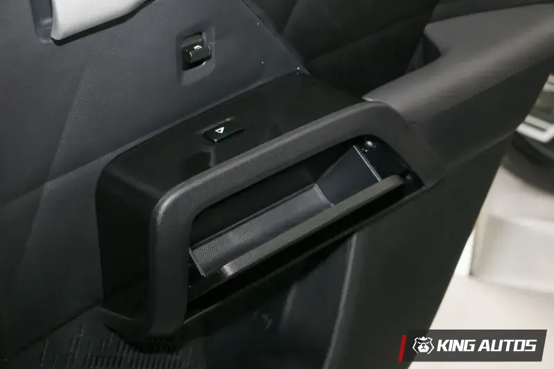 後車門版上的手機置物空間