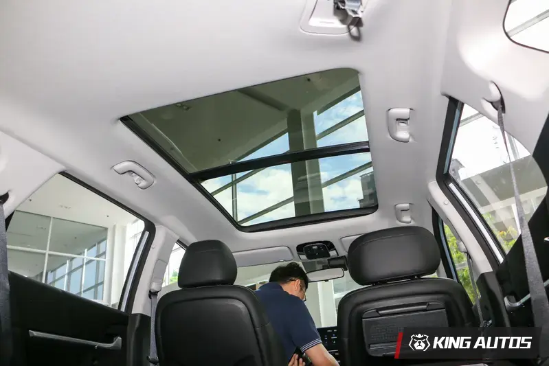 頂規車款獨享的全景天窗搭配白色頂蓬帶來柔和的車艙氣氛