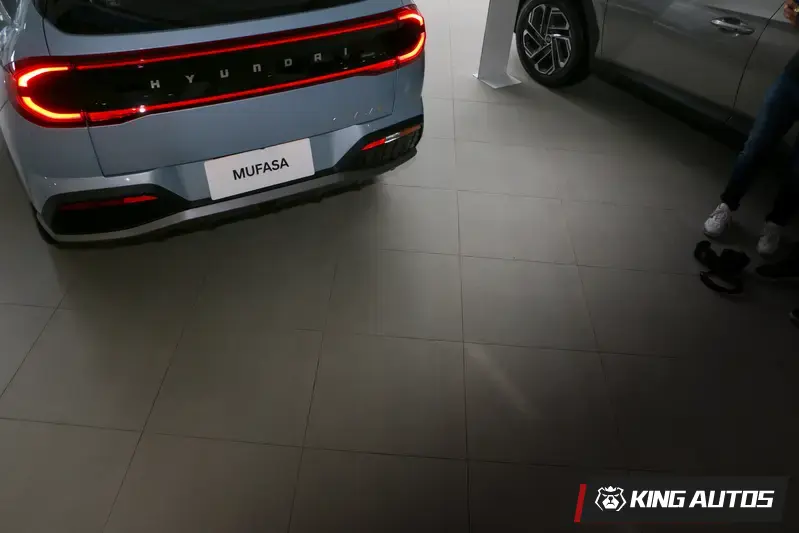頂規車款掛R檔時，車尾右側會有倒車指引線提醒路人。現場光線充足較不明顯，夜間效果會好很多。