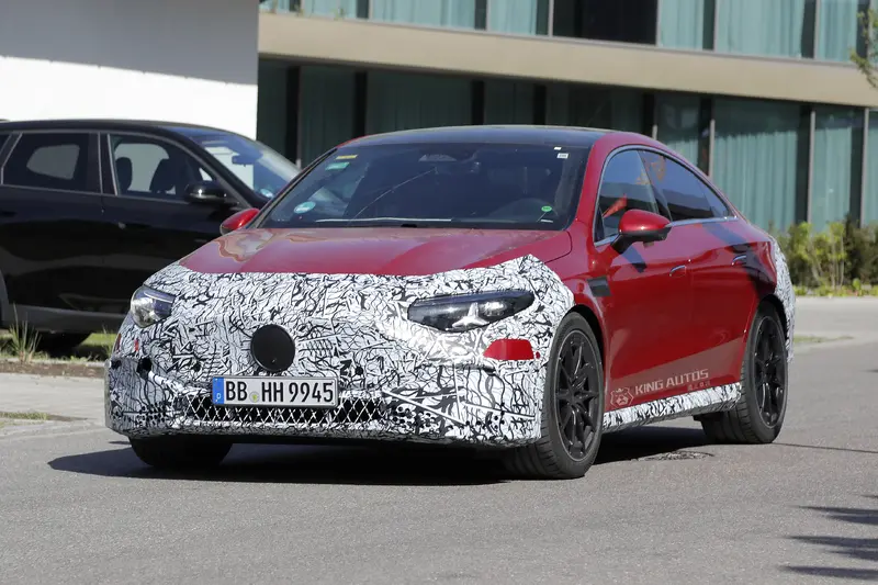 新世代AMG CLA電動車的車寬明顯增加。輪拱明顯外擴，以便裝上19吋鋁圈。歐規一般車款標配17吋鋁圈。