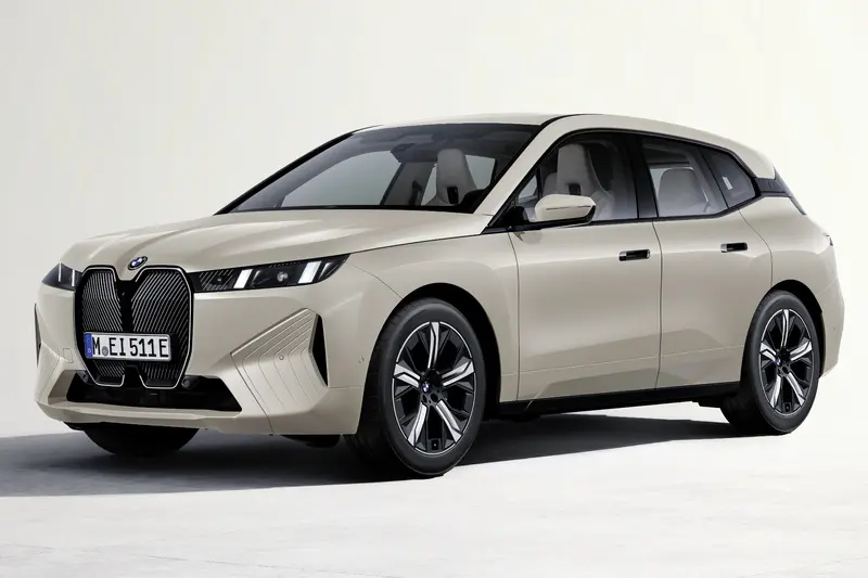 入門的BMW iX xDrive45，接單價369萬元起。馬力增加82匹，來到408匹，零百加速快1秒，縮短到5.1秒。電池的能量含量提高了約30%，達到 94.8度，WLTP續航里程最多可增加40%。BMW iX xDrive45的續續航里程介於490至602公里間，取決於實際使用情況。