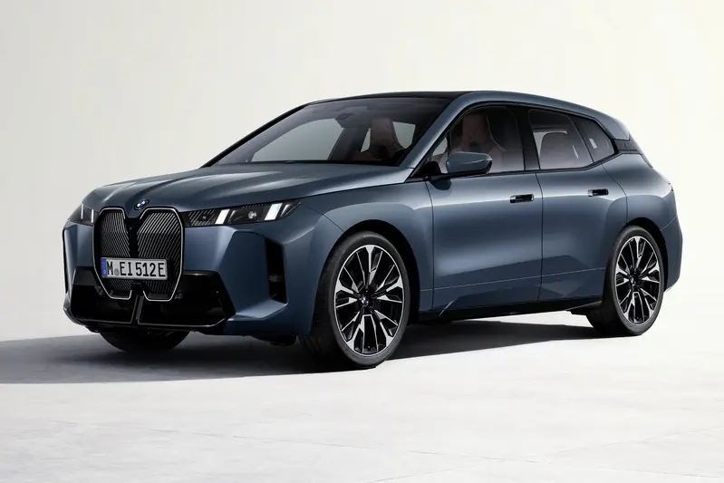 BMW iX xDrive60接單價489萬元起。馬力增加21匹，零百加速4.6秒，極限速度為每小時200公里。搭載109.1度電池，WLTP續航里程介於563至701公里間，取決於實際使用情況。