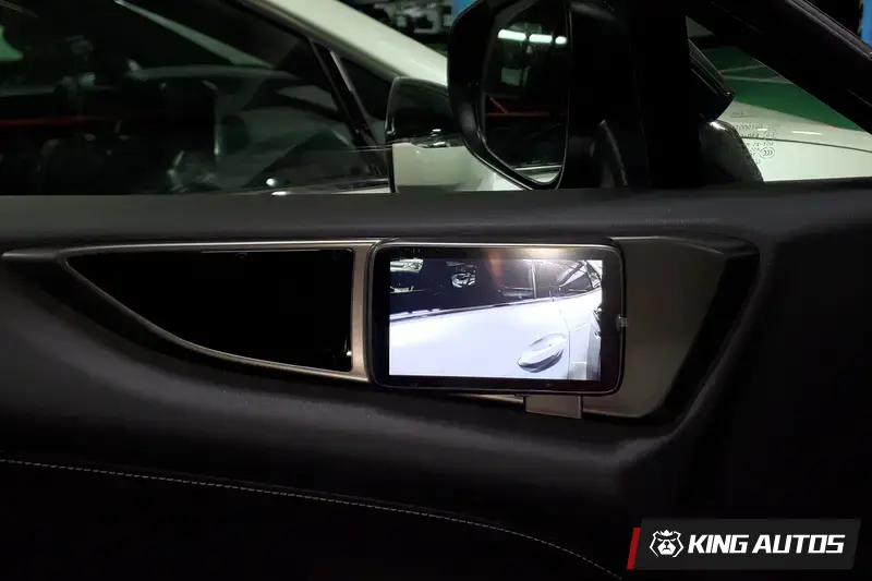 車內螢幕在車門版上。原版件開模，完美契合車門版。