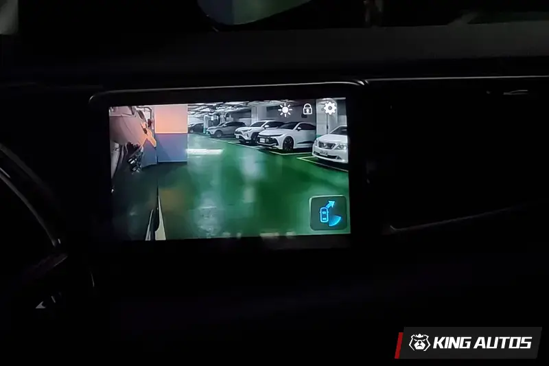 打方向燈自動切換成廣角畫面。對照上圖，多了柱子跟白車。