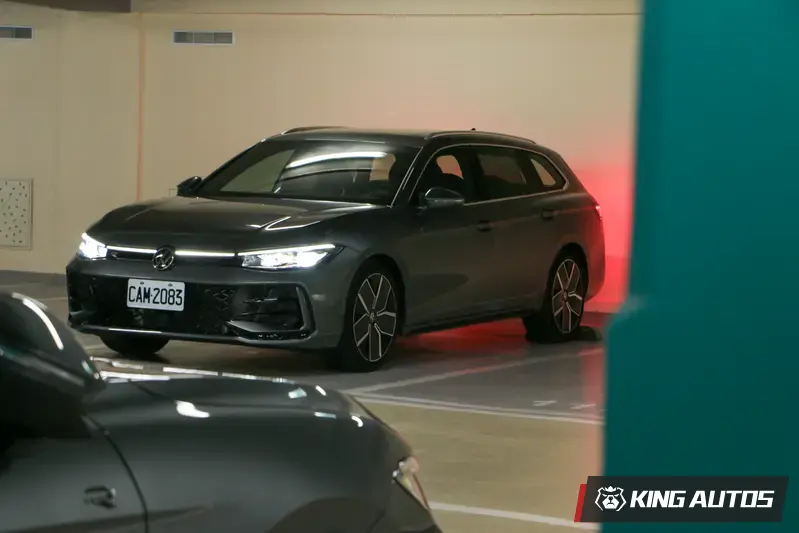 車頭廠徽不會發光，海外也是這樣的設計。