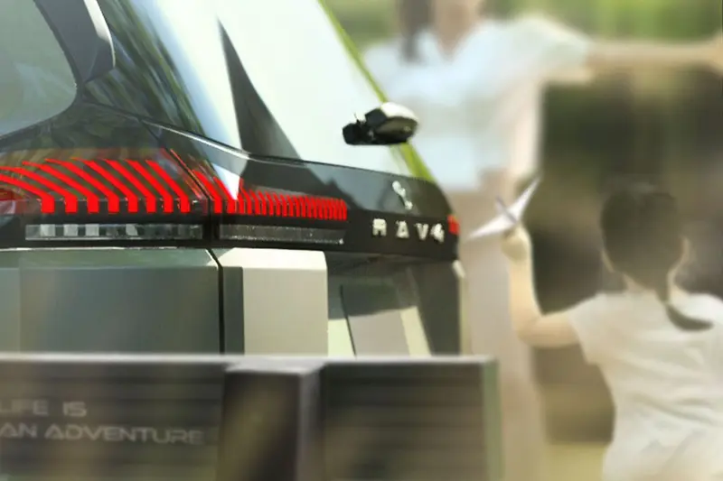 車尾的廠徽還在，下多了rav4字樣。