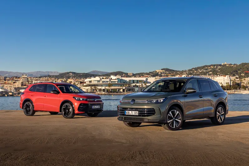 大改款Volkswagen Tiguan，標配R-Line的下氣壩黑漆漆(左)，沒有R-Line套件(右)的下氣壩則有銀色飾條修飾。
