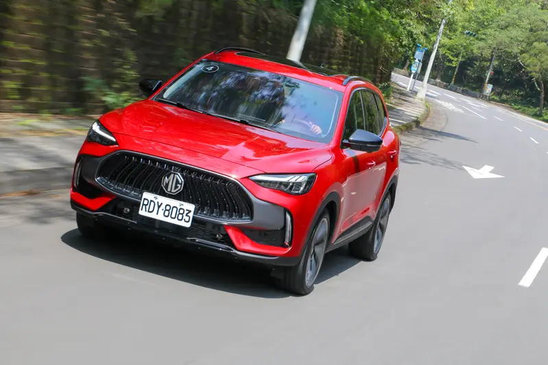 ▲ MG HS 2.0T AWD，最大馬力超過200匹，在智慧四輪驅動的輔助下，開起來更快且車輛循跡性更好。