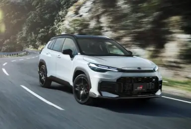 日規小改款《Toyota Corolla Cross》｜平均油耗26.4km/l 多了通風椅 GR Sport外型更猖狂 