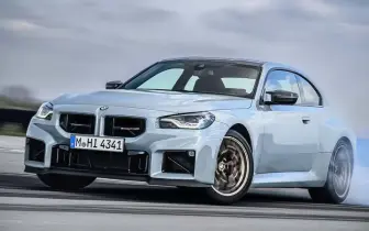 523匹小鋼炮登場！2026 BMW M2 CS 正式亮相，性能與輕量化雙雙升級