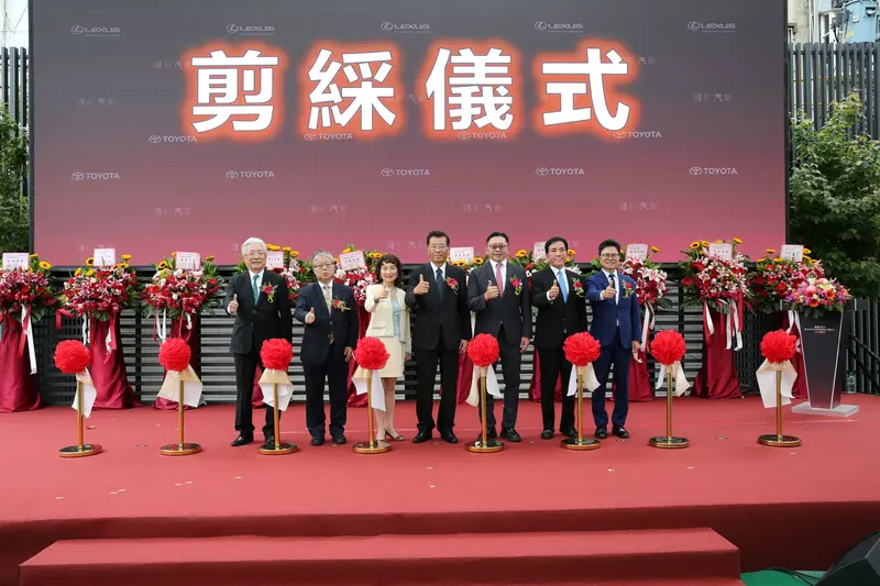 李俊仁建築師(左一)、國都汽車浦野真佐彥副董事長(左二)、和裕投資林麗華董事長(左三)、國都汽車黃南光董事長(中)、和泰汽車蘇純興總經理(右三)、和泰汽車長沼一生執行副總(右二)、國都汽車黃明顯總經理(右一)