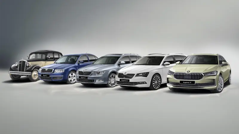 自1934年首代Superb問世以來，Skoda始終以卓越設計與工藝精神，定義旗艦房車的標準。圖中展示自第一代至全新第四代Superb的世代進化，見證九十年造車傳奇。