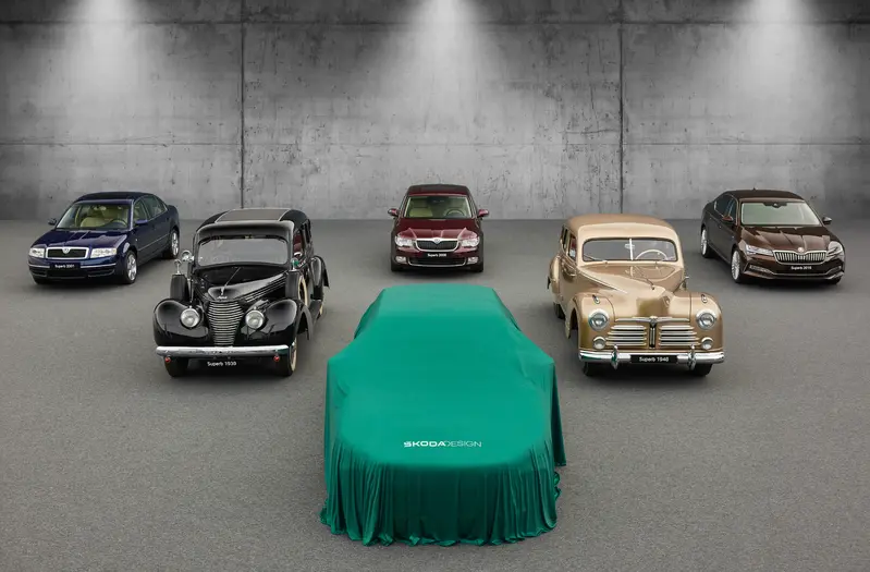 九十年榮耀匯聚，旗艦傳奇即將揭幕 - 歷代Skoda Superb齊聚一堂，圍繞即將亮相的全新世代車型，象徵品牌九十年來的傳承與創新。新一代Superb將以智慧科技與設計美學，開啟下一個輝煌篇章。