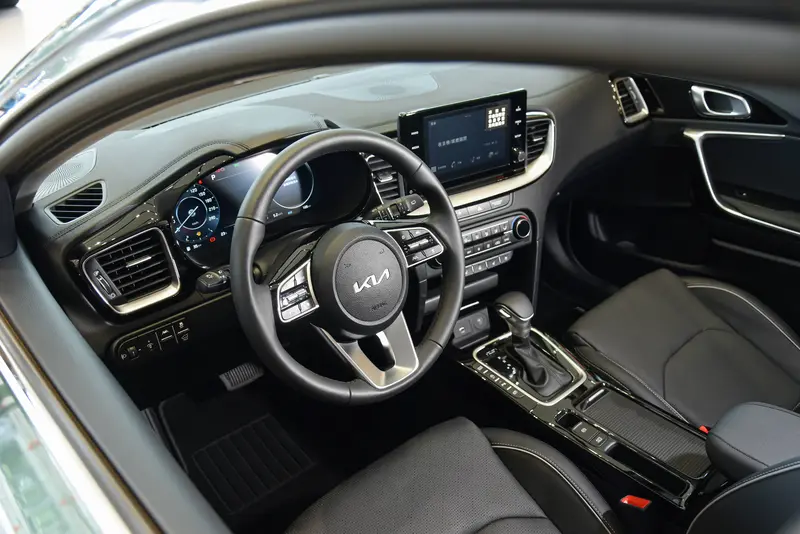 Ceed Sportswagon 車室內裝的鋪陳格局承襲簡潔歐風基因，搭載 12.3吋整合智慧型全數位儀表板與8吋多媒體影音觸控系統。