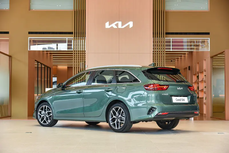 Kia旗下首款歐洲原裝進口車型Ceed Sportswagon歐洲智慧油電跑旅，從設計到生產，皆由歐洲設計中心及斯洛伐克工廠一手打造。