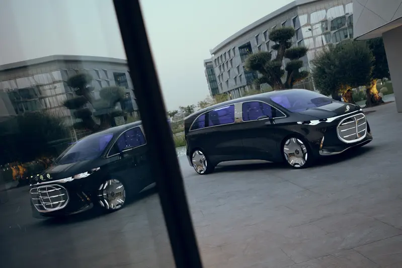 全新概念車 Vision V 承襲 Mercedes-Benz 「感性純粹 Sensual Purity」設計語彙，輪廓簡潔流暢、線條優雅銳利。其雕塑般的外觀以創新美學和最高標準的空氣動力學為特徵，流線型輪廓象徵著力量和動感輕盈。