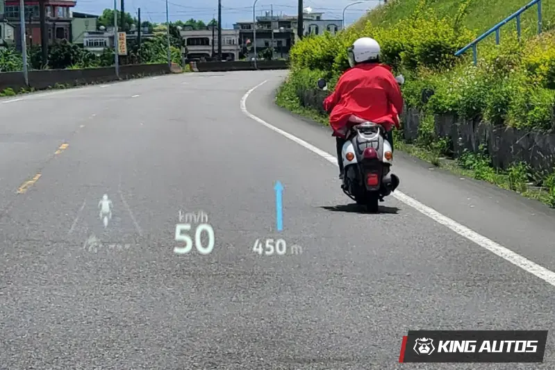 抬頭顯示畫面可以同步顯示到路上的車輛，讓一台機車變成兩台！