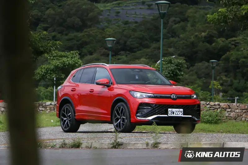 本次試駕車款為大改款Tiguan車系中的頂規430 TSI R-Line Performance，標配R-Line套件，車色彩用R-Line專屬的Persimmon Red Metallic。