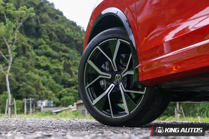 430 TSI R-Line Performance標配20吋五輻式Leeds鋁圈。四個輪拱都採用黑色高光澤烤漆處理，該設計目前只運用Lamborghini。