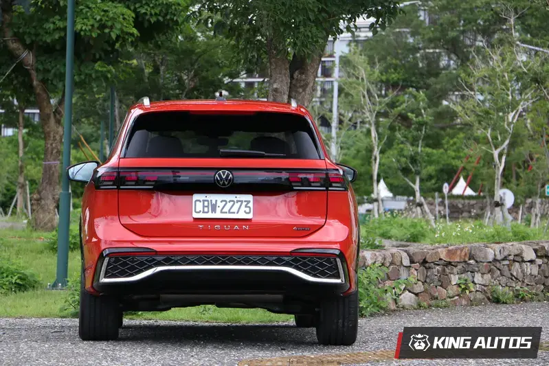 車尾不再掛代表動力輸出的數字銘版，4驅車款掛上4Motion銘版。