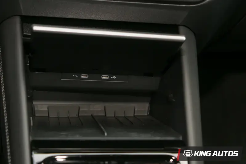 兩個手機無線充電盤，搭配無線連結的android auto與carplay，中控台不再被線勾勾纏。對了，手機無線充電盤可以在中控螢幕上關掉。