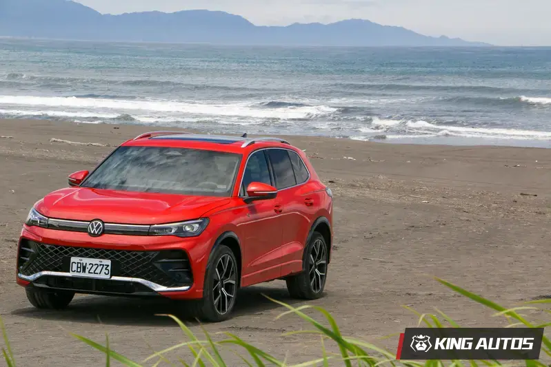 新世代Volkswagen的R-Line套件都習慣在車頭弄一道黑黑的氣壩來彰顯運動氣息。但Tiguan下方還有鍍鉻飾條修飾。