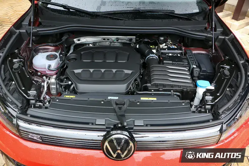 試駕的430 TSI R-Line Performance，搭載EA888 Evo4引擎，匹配7速DSG雙離合器自手排變速箱。輸出上調至265匹/40.8公斤米。官方宣稱零百加速5.9秒，極速242km/h。在大改款Tiguan R推出之前，它是車系中動力最強的車款。