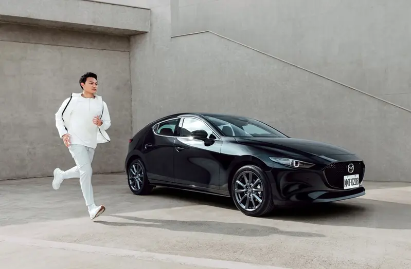 台灣馬自達於2025年6月限時推出「MAZDA 享馭專案」，以先進科技升級、售價維持，分別為 MAZDA3 限時標配 ALH 智慧型頭燈及 CX-30 限時標配前擋投影式全彩 HUD。