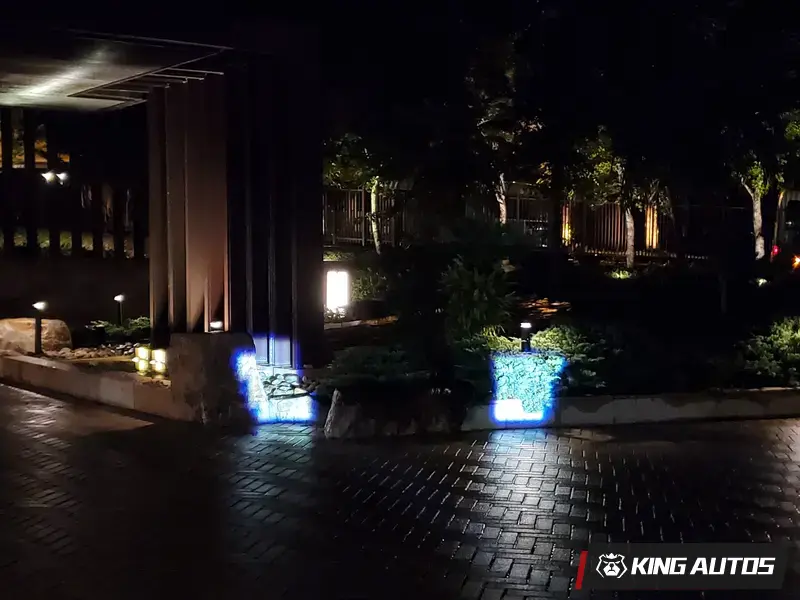 車輛啟動時，頭燈會有光幕，相當有儀式感。