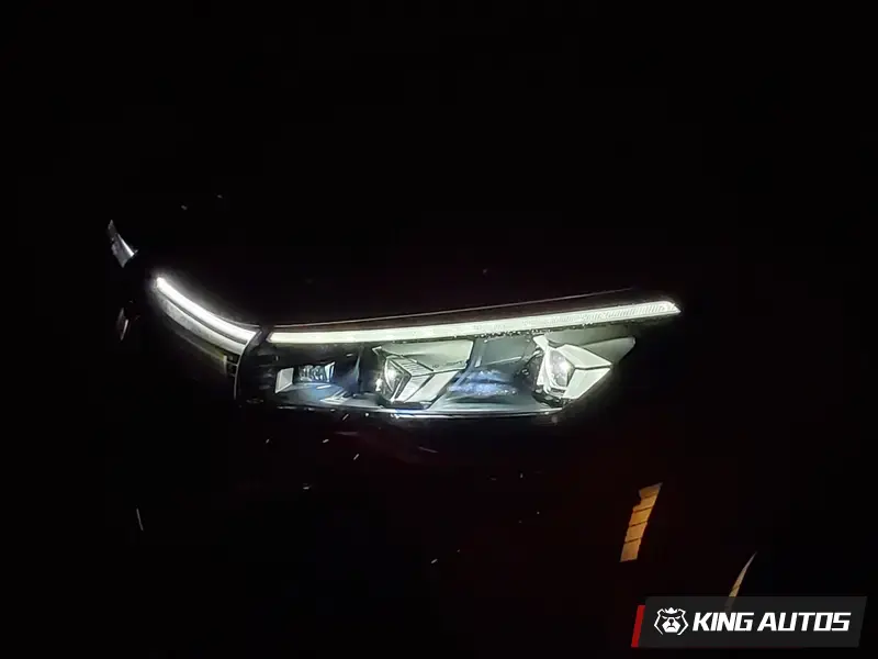 頂規車款標配高階矩陣式LED頭燈，具備光形變化等物功能。