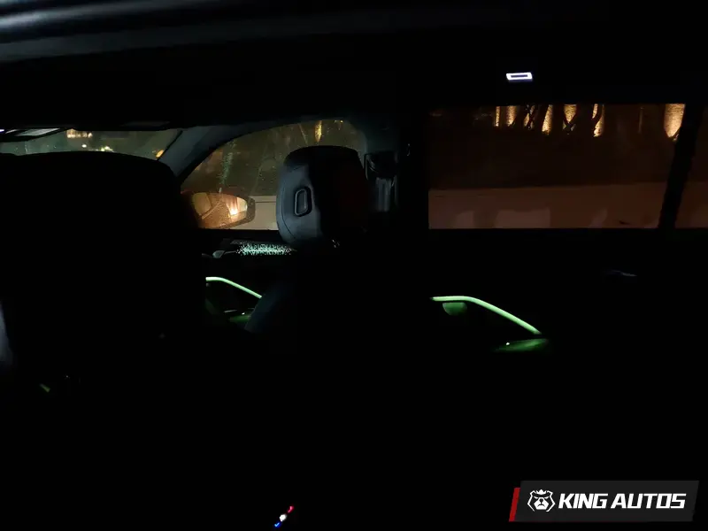 後車門的氣氛燈集中在車門把手附近