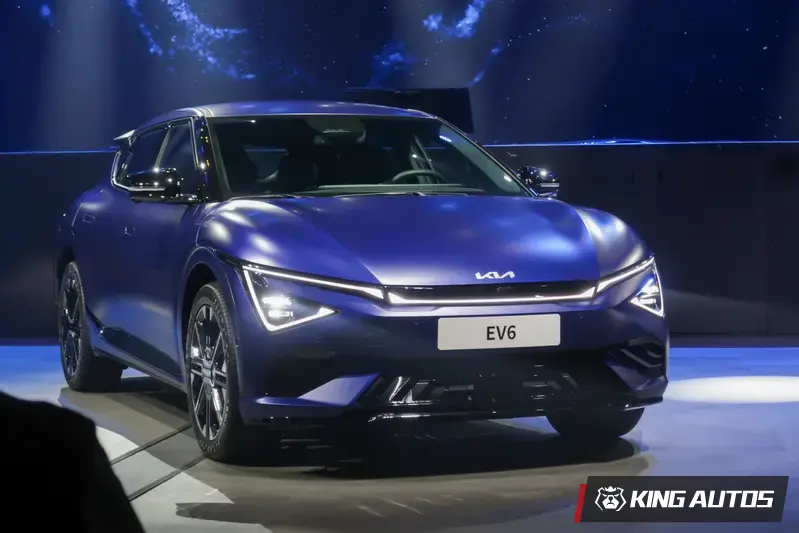 小改款新增的消光藍車色需額外加價，頂規車款才有車頭定位燈。